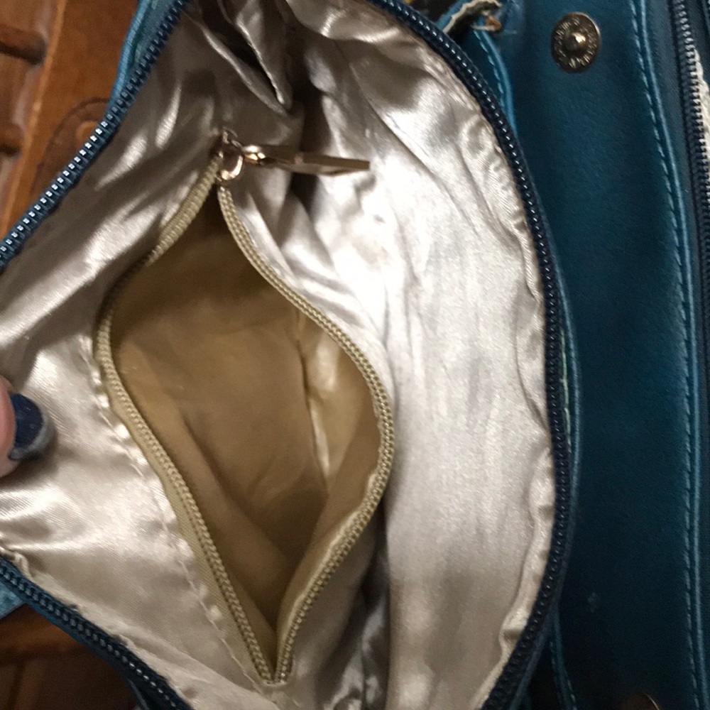 Cross body - Picture 5 of 8